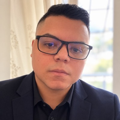 Matheus Marques usando óculos e terno preto